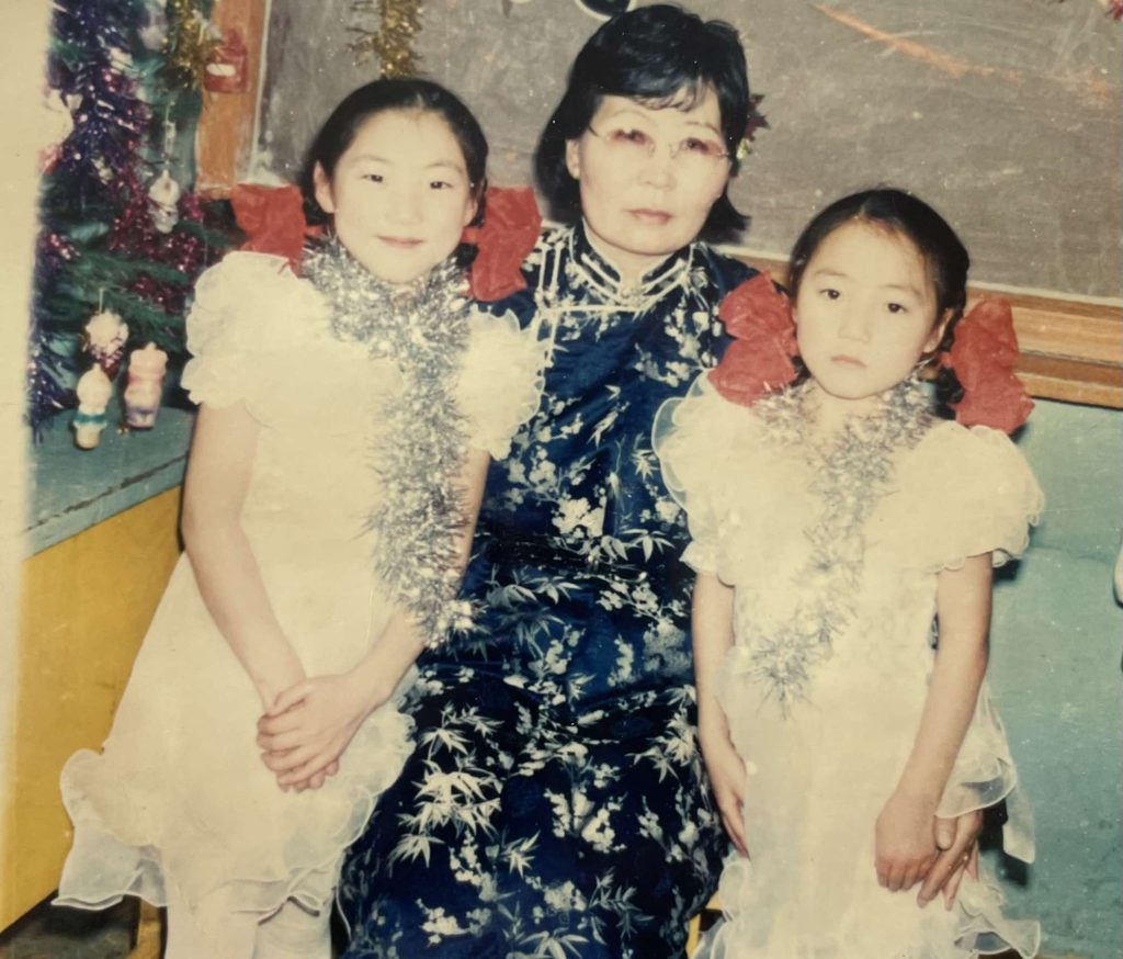 Бага ангийн багшдаа